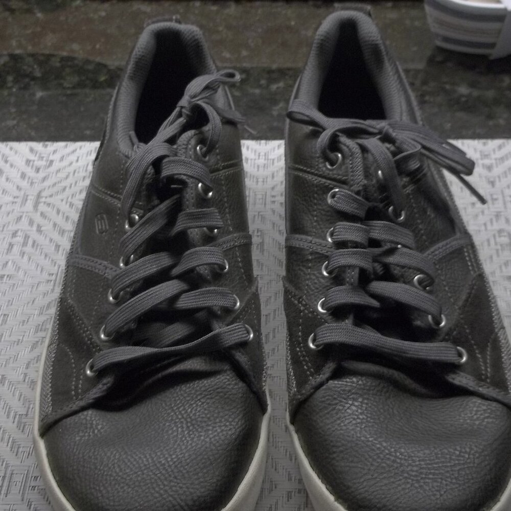 MENS SKECHERS SHOES SIZE 10.5